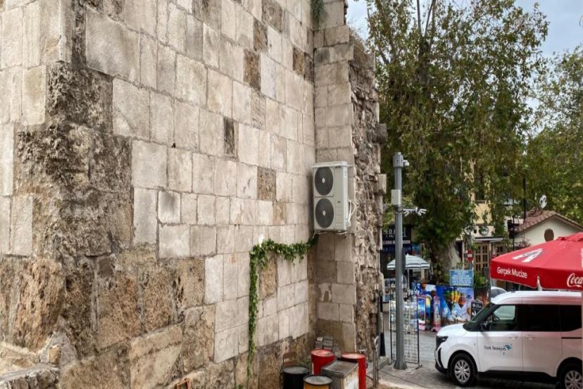 2 BİN YILLIK TARİHE BETON VURDULAR: ANTALYA’DA BURÇA KLİMA TAKILDI!