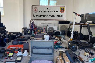 ANTALYA’DA 10 EVİ SOYAN HIRSIZ JASAT’TAN KAÇAMADI