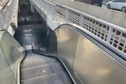 YÜRÜYEN MERDİVEN ARIZASI TRAMVAY DURAĞINDA GÜNLERDİR ÇİLEYE SEBEP OLUYOR