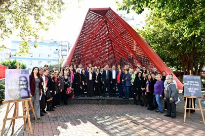 AL YAZMA’DA ŞİDDETE KARŞI KIRMIZI KARANFİL MESAJI