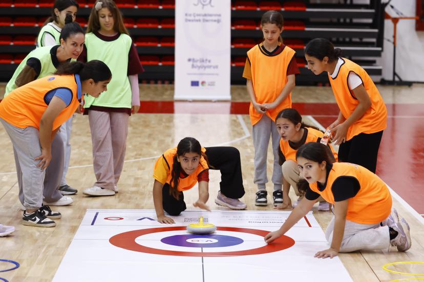 ANTALYA’DA KIZ ÇOCUKLARI FLOOR CURLİNG İLE TANIŞTI