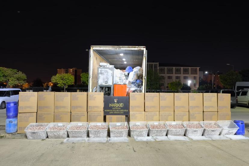 ANTALYA’DA REKOR UYUŞTURUCU OPERASYONU: 1 MİLYON 900 BİN HAP ELE GEÇİRİLDİ