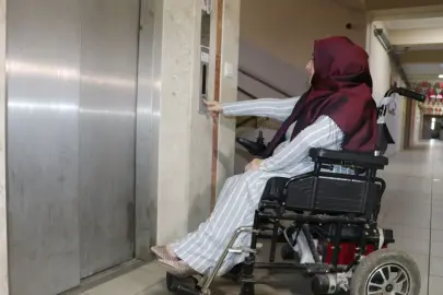 ASANSÖRÜ BOZUK OKULDA AZMİYLE DİRENEN ÖĞRETMEN