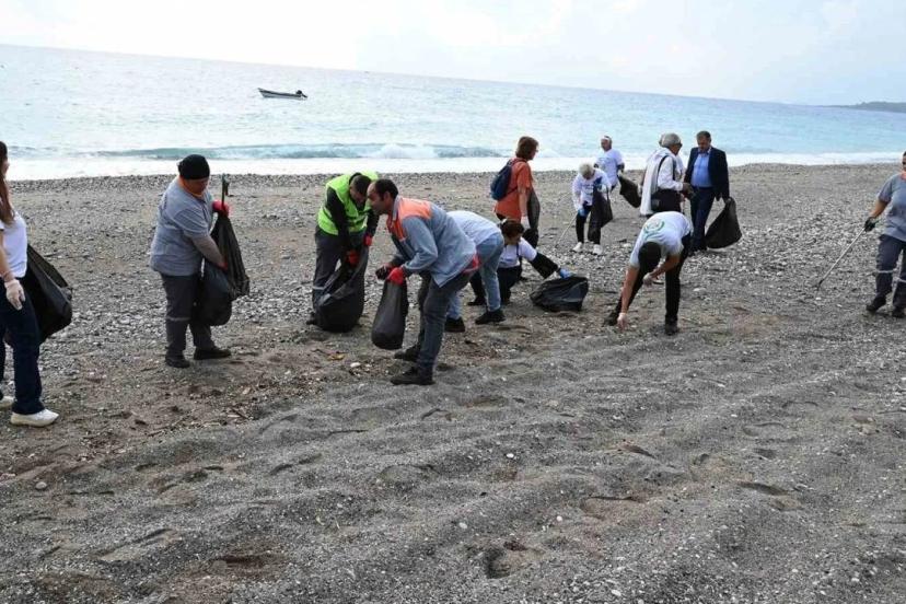 ÇAMYUVA SAHİLİ’NDE TEMİZLİK SEFERBERLİĞİ