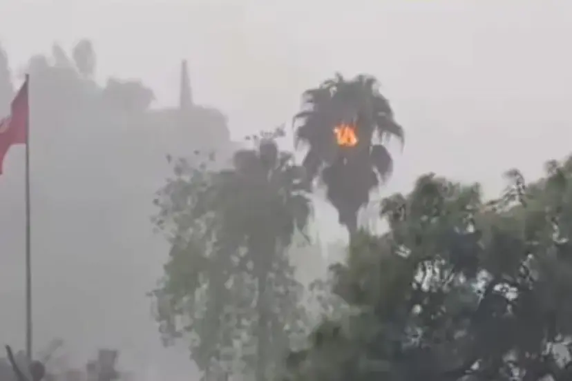 CUMHURİYET MEYDANI’NA YILDIRIM DÜŞTÜ