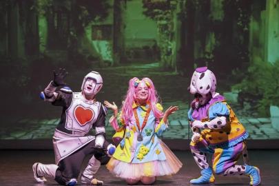 DİNO ORMANI MİNİKLERİ BÜYÜLEDİ