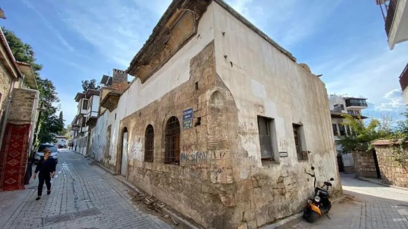 KALEİÇİ’NDE TARİHİ KONAKTA DİKKAT ÇEKEN YIKIM