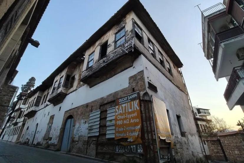 KALEİÇİ’NDE TARİHİ KONAKTA DİKKAT ÇEKEN YIKIM