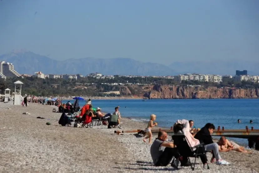 KASIMDA KAR YAĞARKEN ANTALYA'DA YAZ SÜRÜYOR