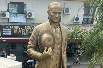 KEMER’DE ATATÜRK HEYKELİNE ANLAMLI DOKUNUŞ