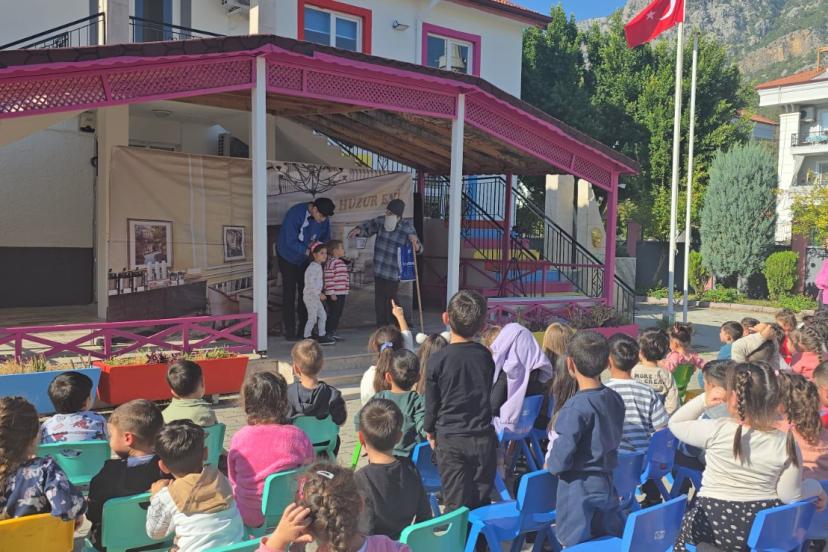 KEMER’DE MİNİKLERE TİYATRO ŞÖLENİ