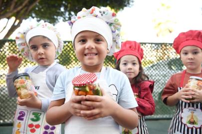 KONYAALTI’NDA MİNİKLER TURŞU KURMA ETKİNLİĞİYLE EĞLENDİ