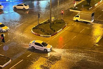 KUMLUCA’DA GÖKYÜZÜ ŞİMŞEKLERLE AYDINLANDI! ŞİDDETLİ YAĞIŞ HAYATI FELÇ ETTİ