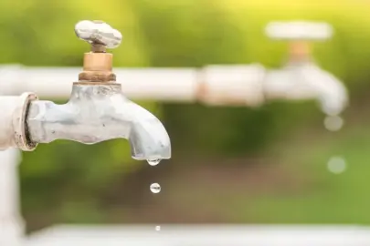 MAHMUTLAR’DA KİREÇLİ SU KRİZİ BÜYÜYOR