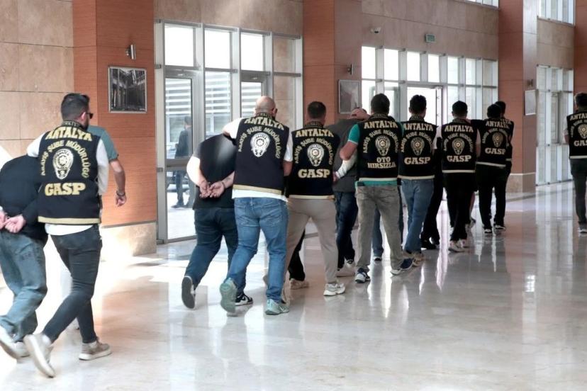 MURATPAŞA’DA İŞ YERİNE ZARAR VEREN 10 ŞAHIS TUTUKLANDI