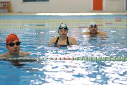 ÖZEL GENÇLER ANTALYA’DA MİLLİ TAKIM HEDEFİYLE YÜZÜYOR