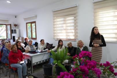 AKTİF YAŞLILAR ÇİÇEKLERLE HAYATI RENKLENDİRDİ