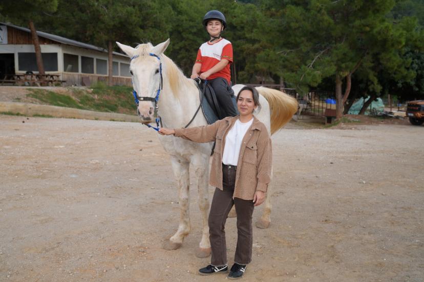 ALANYA’DA ENGELLİ BİREYLERE BİNİCİLİKLE REHABİLİTASYON DESTEĞİ