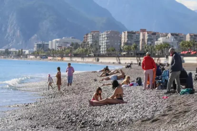 ARALIKTA YAZ HAVASI: ANTALYALILAR SAHİLLERE AKIN ETTİ