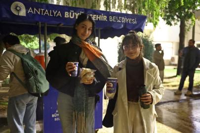 BÜYÜKŞEHİR’DEN ÖĞRENCİLERE SICAK ÇORBA İKRAMI