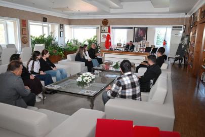 KEMER’DE ÖĞRENCİLERDEN BAŞKAN TOPALOĞLU’NA TEŞEKKÜR