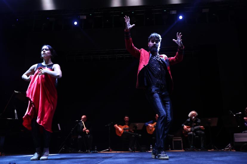 MAVİ SİYAH’TAN RİTİM VE ZERAFET DOLU GECE