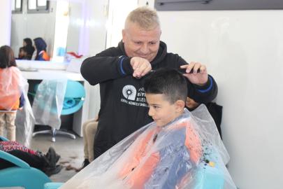 MOBİL KUAFÖR TIRI ÖĞRENCİLERİN HİZMETİNDE