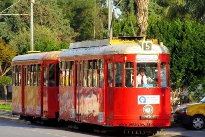 NOSTALJİ TRAMVAYI KISA SÜRELİ DURDU