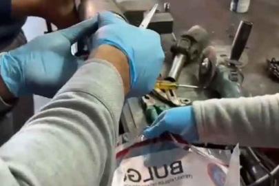 OTOMOBİLİN ŞAFTINDAN 50 MİLYONLUK UYUŞTURUCU ÇIKTI