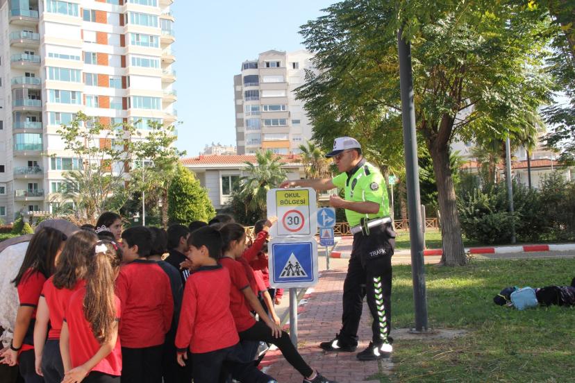 TRAFİK BİLİNCİ İÇİN BİLGİLENDİRME ÇALIŞMALARI DEVAM EDİYOR