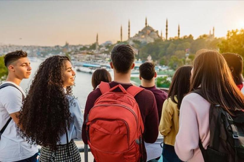 ÜNİDES GENÇLERE GÜÇ VERİYOR