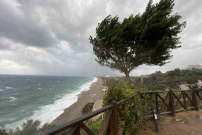 ANTALYA İÇİN ALARM: SAĞANAK, HORTUM VE SEL TEHLİKESİ
