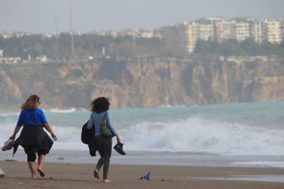FIRTINA BİTTİ, ANTALYA SAHİLE ÇIKTI