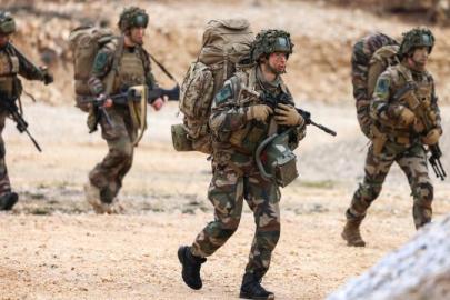 FRANSA GRÖNLAND’A ASKER GÖNDERDİ