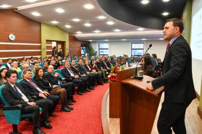 KÜRSÜDE SÖZ KAVGASI