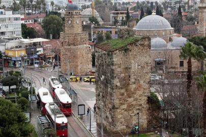 2 BİN YILLIK KALE KAPISI BURÇLARI ÇÖKME RİSKİYLE KARŞI KARŞIYA