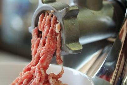 ANTALYA’DA KIYMA SKANDALI; BAŞKAN UYARDI