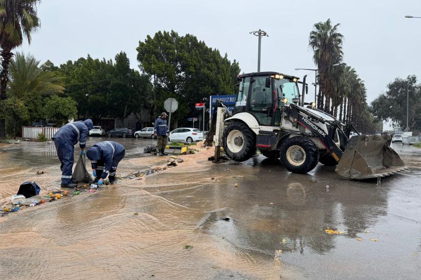 BÜYÜKŞEHİR EKİPLERİ ŞİDDETLİ YAĞIŞA KARŞI TEYAKKUZDA