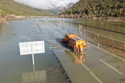 GÖLÜN İÇİNDEN GEÇEN YOL