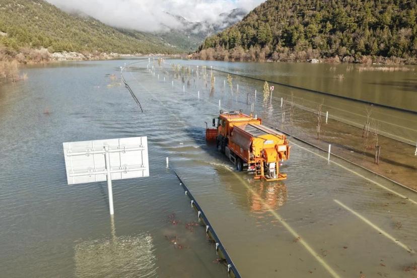 GÖLÜN İÇİNDEN GEÇEN YOL