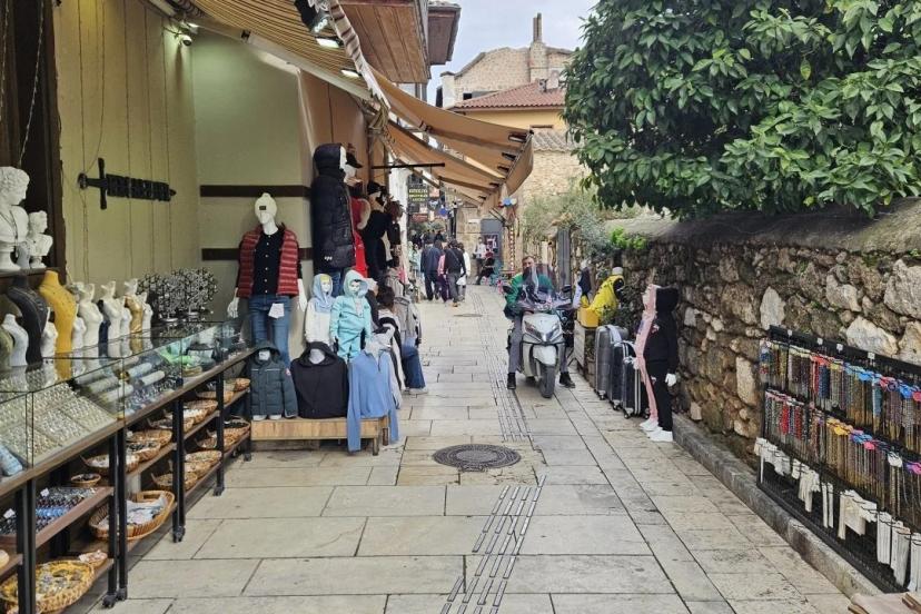 KALEİÇİ’NDE TENTE KRİZİ: ESNAF ÇÖZÜM BEKLİYOR