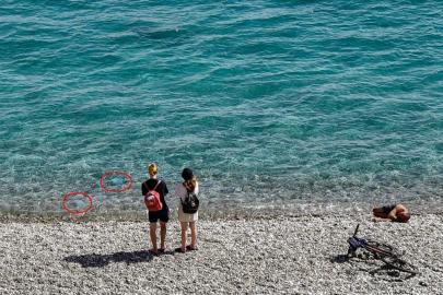 KONYAALTI SAHİLİ’NDE DENİZANASI ŞAŞKINLIK YARATTI