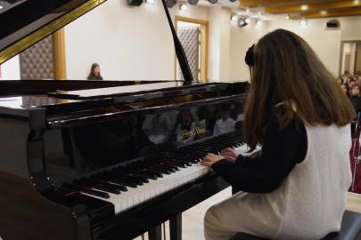 KONYAALTI’NDA PİYANO EZGİLERİ YÜKSELDİ