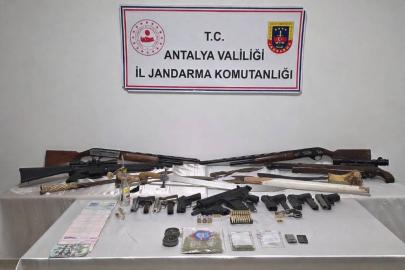 KONYAALTI’NDA ZEHİR VE SİLAH DEPOSU ELE GEÇİRİLDİ