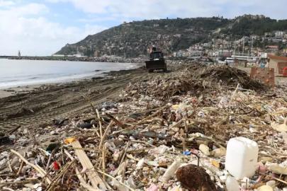 SAHİL ÇÖPLE KAPLANDI