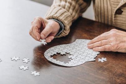 ALZHEİMER RİSKİ YÜZDE 45 AZALTILABİLİR