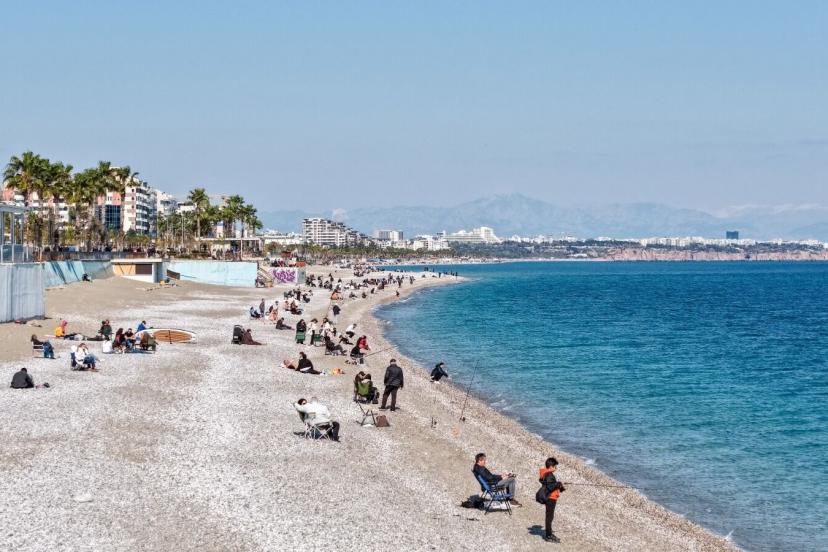 ANTALYA’DA AYNI GÜNDE SAHİLDE DENİZ, ZİRVEDE KAYAK KEYFİ