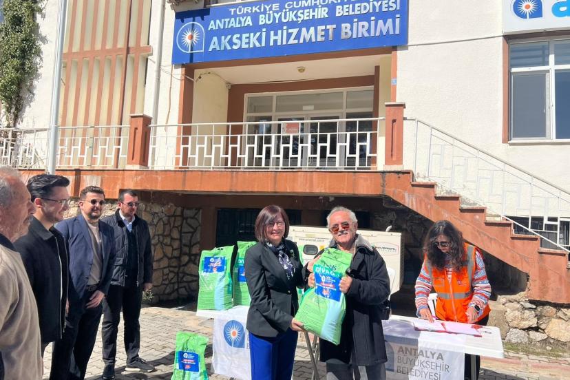 BÜYÜKŞEHİR ÜRETİCİYE BORDO BULAMACI DESTEĞİ VERDİ