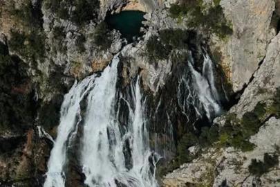 GÜNDOĞMUŞ’UN UÇAN SU ŞELALESİ ZİYARETÇİLERİ AĞIRLIYOR