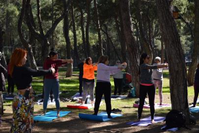 GÜNE HAYATPARK’TA YOGA YAPARAK BAŞLIYORLAR
